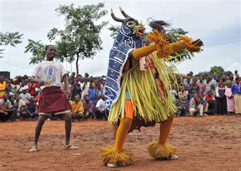 zaouli dance meaning: The zaouli dance, also known as the Kula Ring Dance, is deeply rooted in the cultural heritage of the Trobriand Islanders in Papua New Guinea. It serves not only as a form of entertainment but also as a significant ritual in their social and spiritual life.